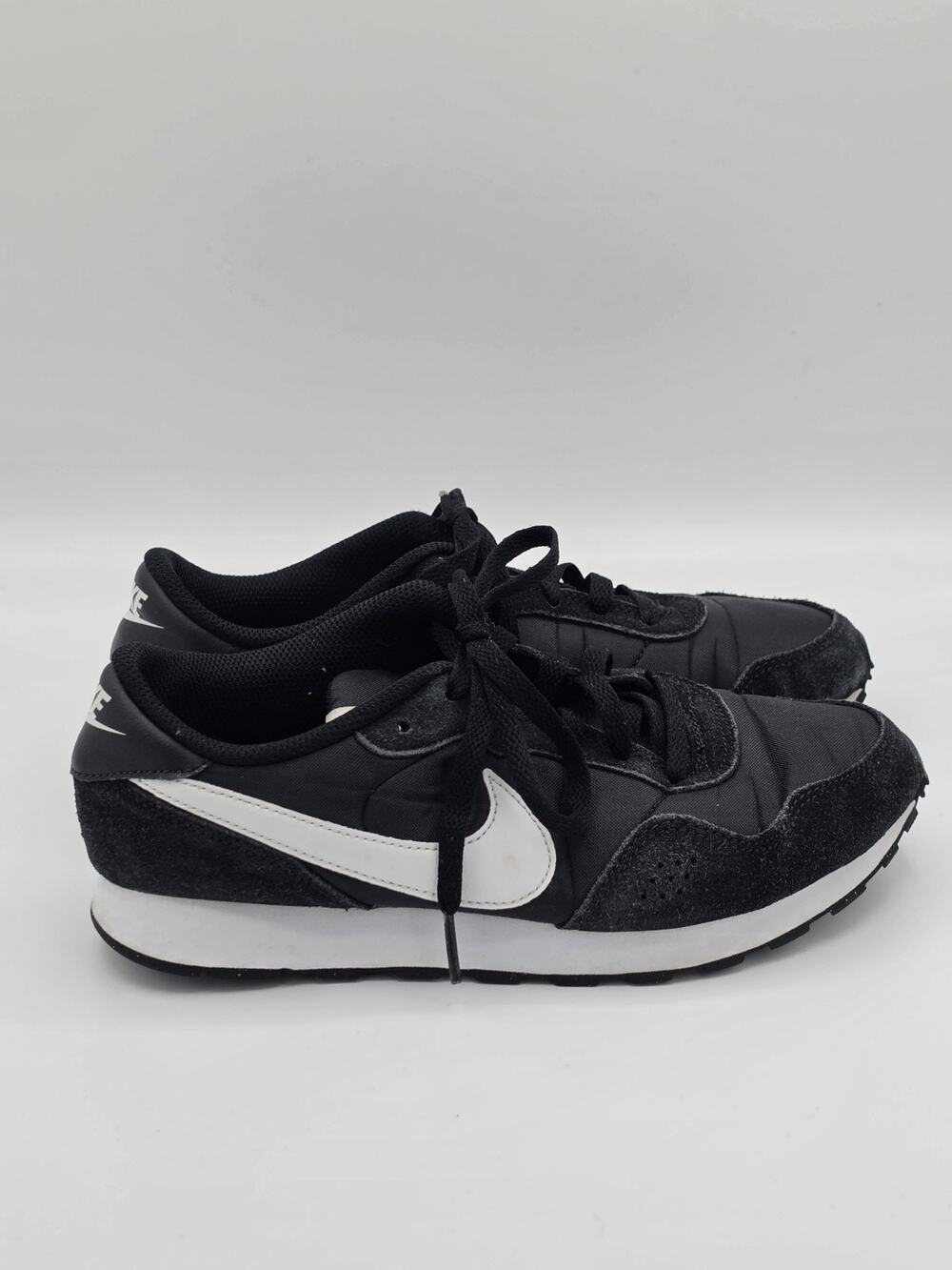 Nike MD Runner 2 6.5Y Blk White Suede Nylon Retro Sneakers Youth style 807316001